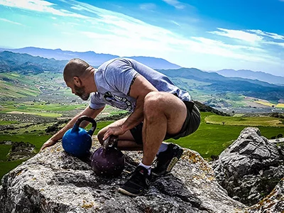 Taco climbing with his kettlebells Taco climbing with his kettlebells