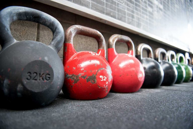 Read more about the article Kettlebell Strongman Powers His Way through 500+ Lbs of Kettlebells