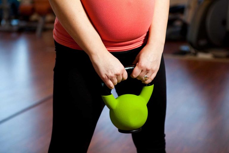 Read more about the article A Kettlebell Workout You Can Do With Your Pregnant Partner